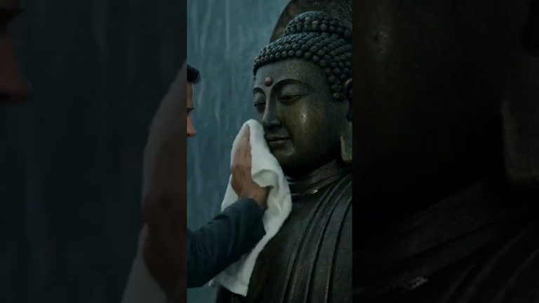 Sám Hối Chân Thành: Quay Xe Lau Sạch Tượng Phật Giữa Mưa